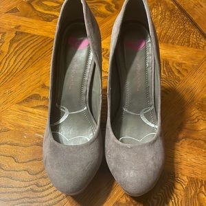 Used gray pumps